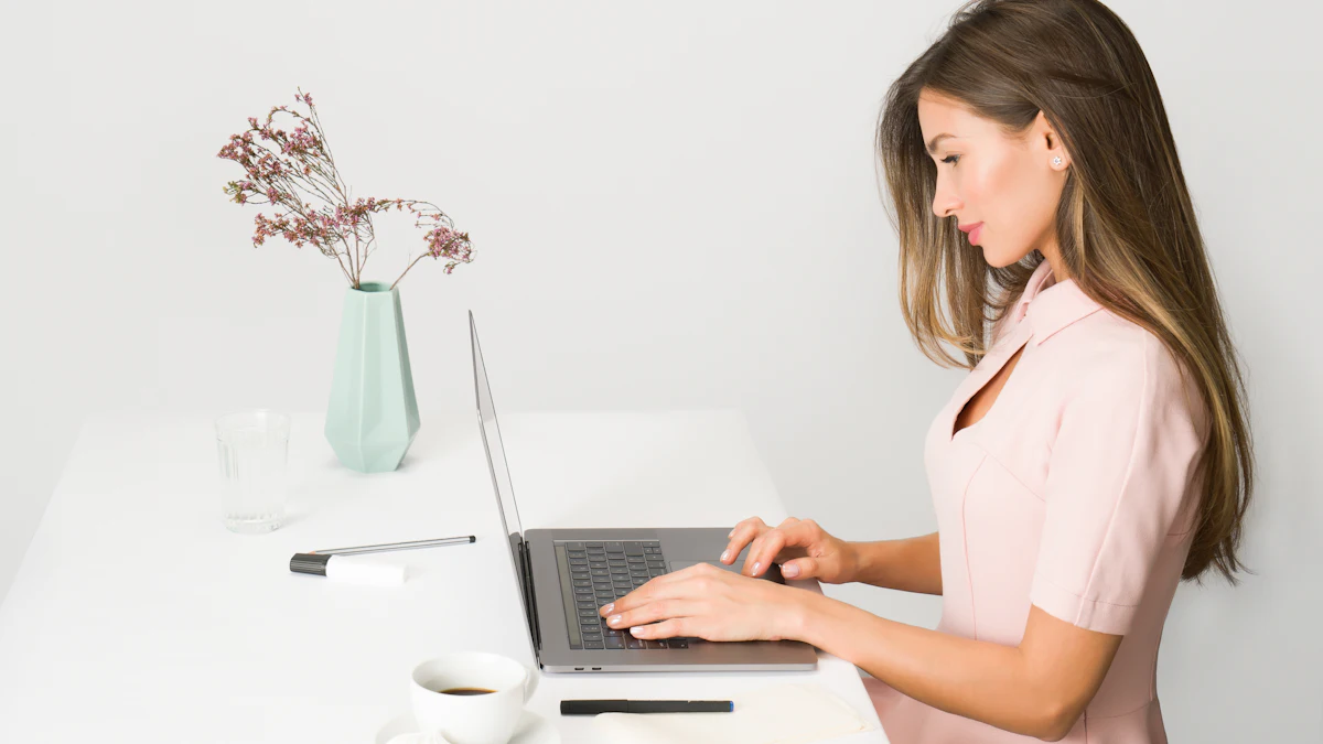 ノートPCで作業する女性