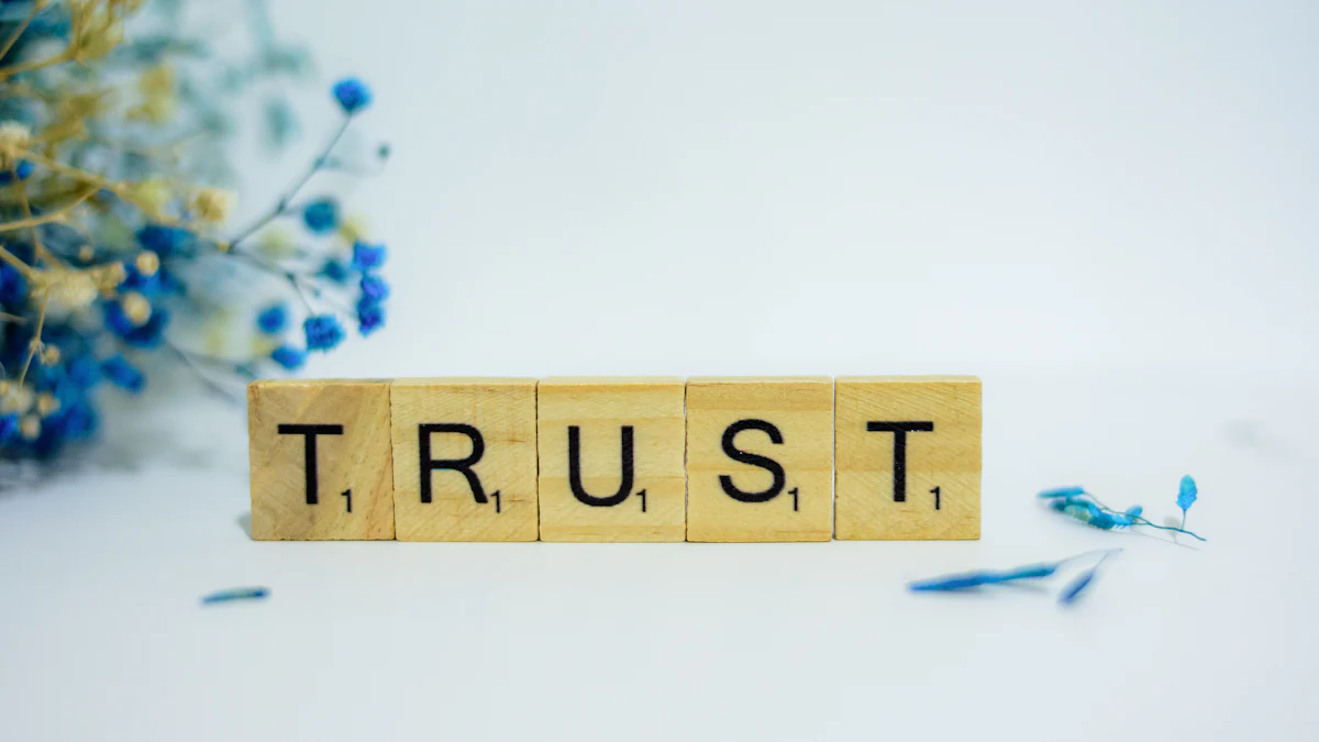 花に囲まれた「TRUST」の木のブロック