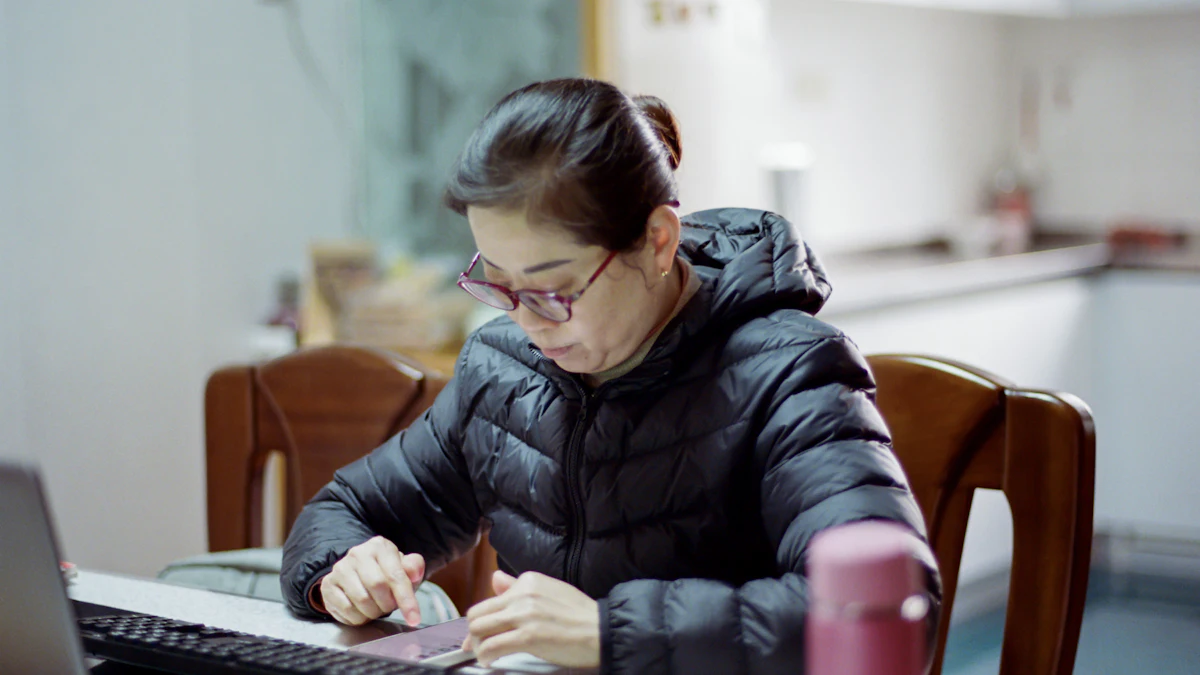 テーブルでノートPCに向かう女性