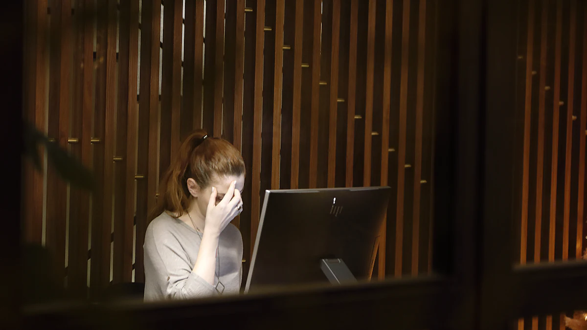 ノートPCの前で考え込む女性