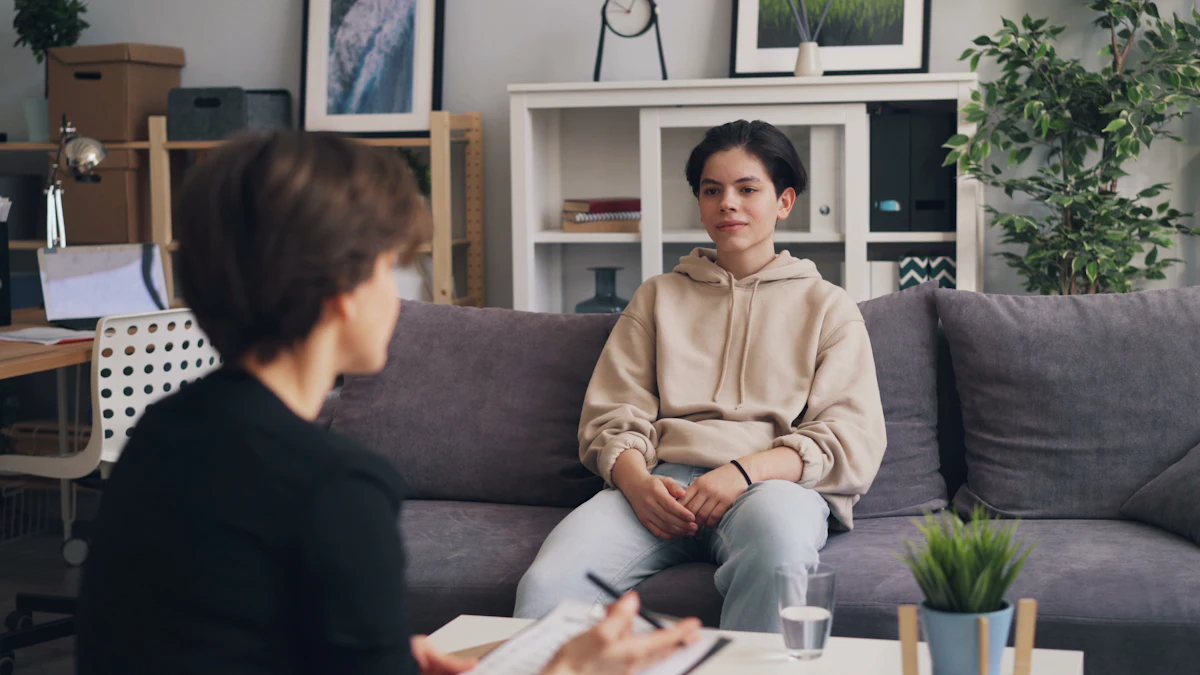 ソファで向き合って話す二人の女性