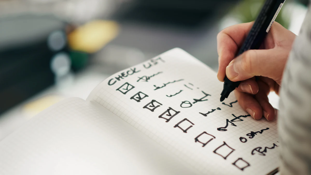 チェックリストを書き込む手元